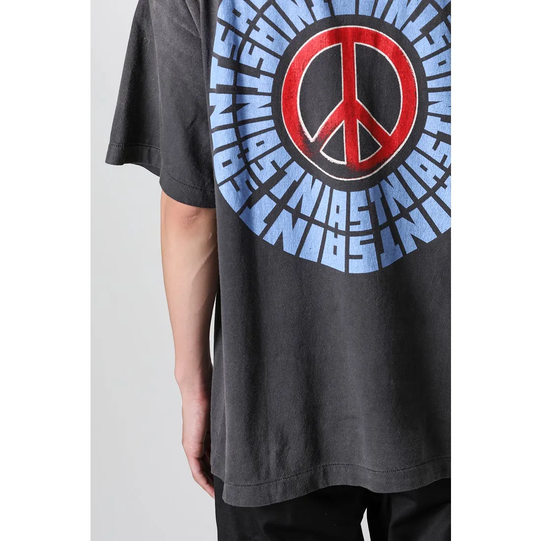 SAINT Mxxxxxx IDEOLOGICAL SS TEE/BLK Peace and anti-war crack pattern tee, washed black S-XL, look for the cylindrical fabric without side seams, the open width is almost meaningless Asut ready-made garments dyed, the whole piece is sprayed with horse-hair spray, and then sprayed again to fade, the collar and cuffs are frayed, many places are broken, oversized printing position, genuine level restoration, complete accessories, with little angel anti-counterfeiting label